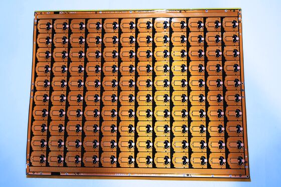 خرید FPC لایه دوگانه با عرض 0.1mm Min. عرض خط و انعطاف پذیری بالا برای طراحی دو طرفه فشرده online manufacture